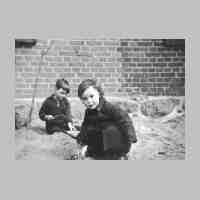 011-0224 Schoene Kindheit 1940. Spielen im Sand vor dem Haus..jpg